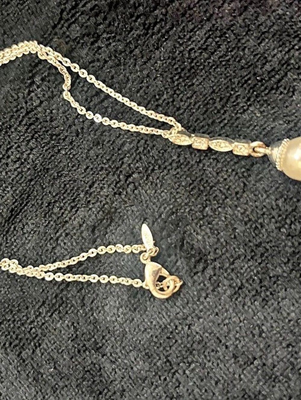 Avon Pearl Pendant Necklace in silver & White